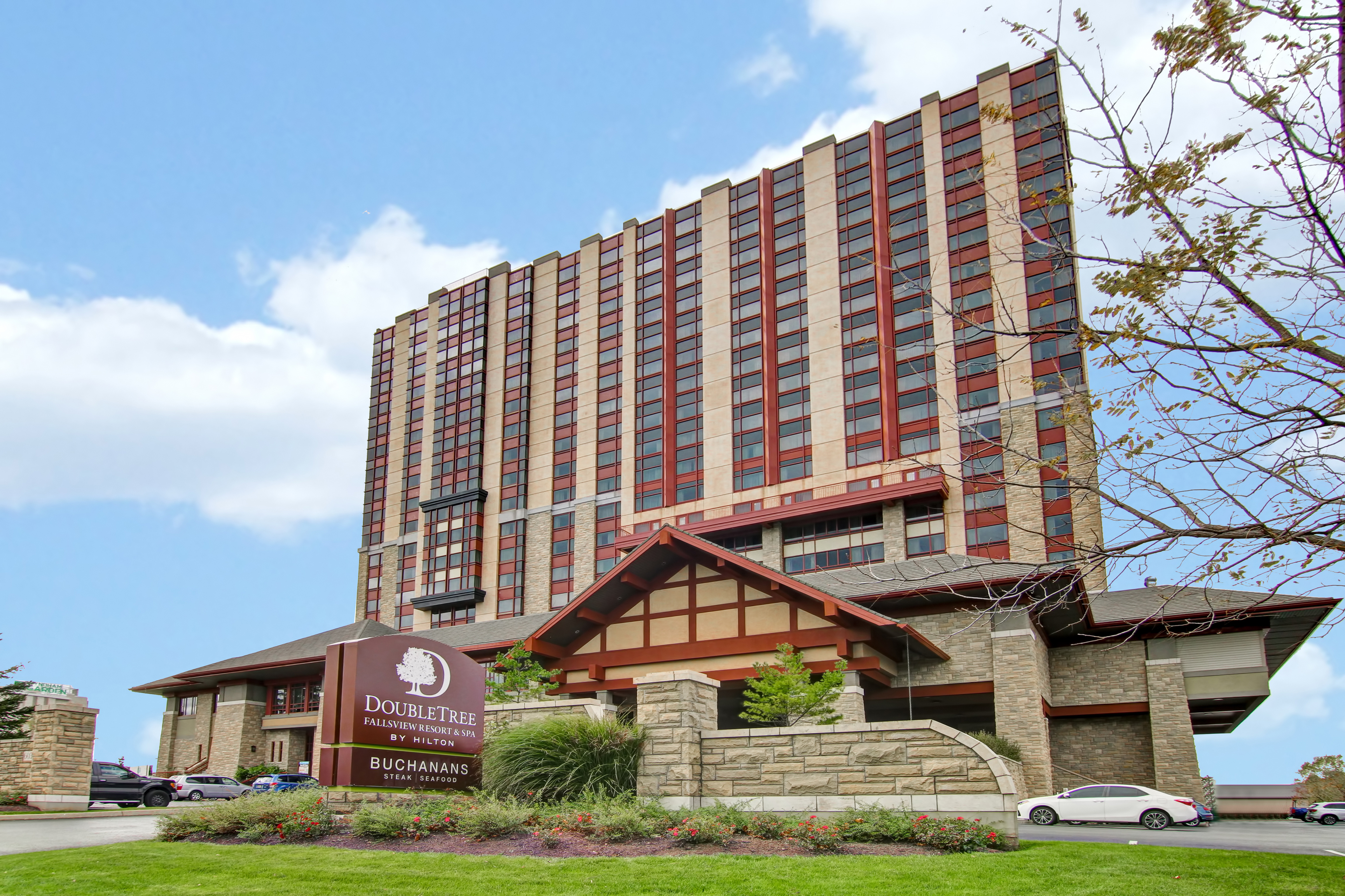 DoubleTree Fallsview Resort exterior and main entrance signage
