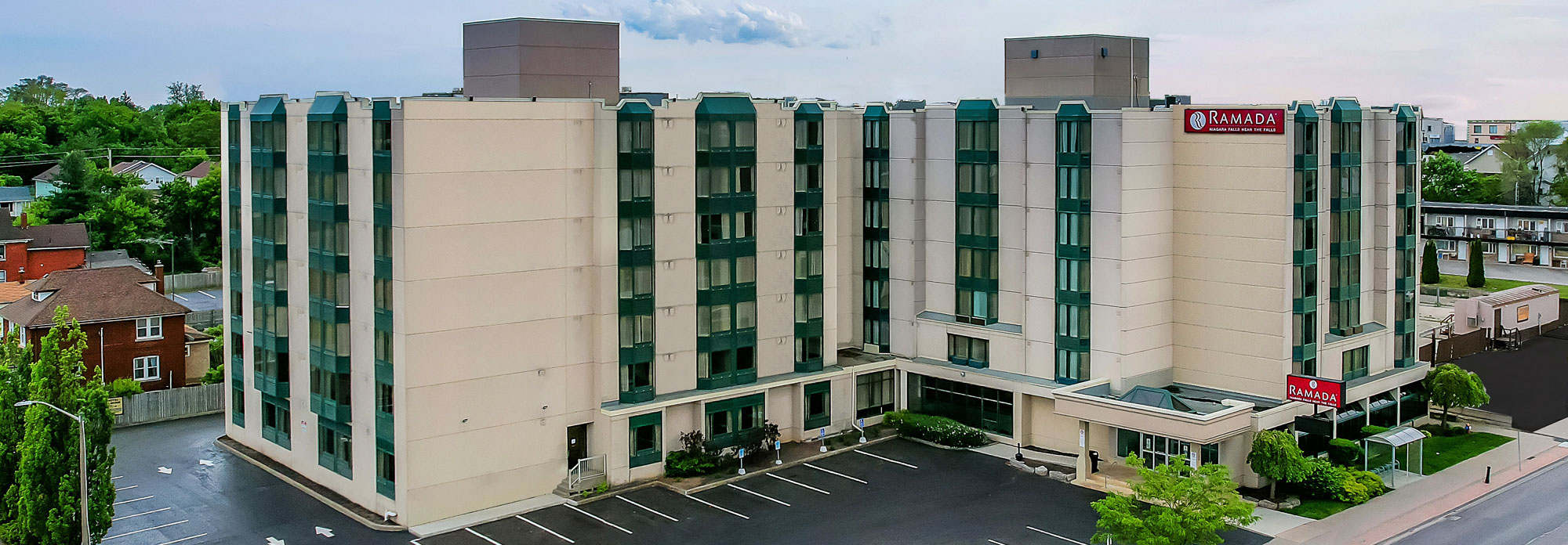 Ramada by Wyndham Niagara Falls Near The Falls exterior on Ferry Street