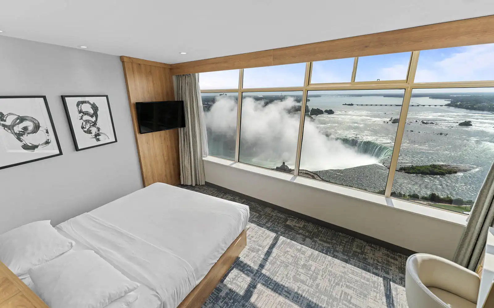 Fallsview Tower King room with bed and scenic outlook