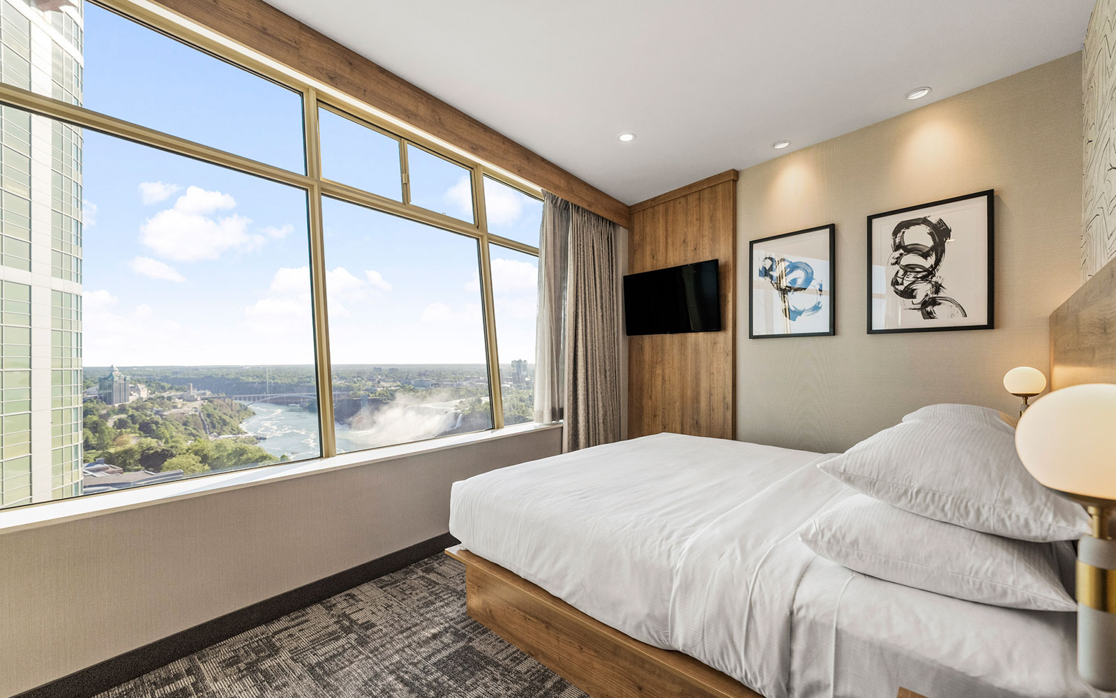Tower American Fallsview room with panoramic window