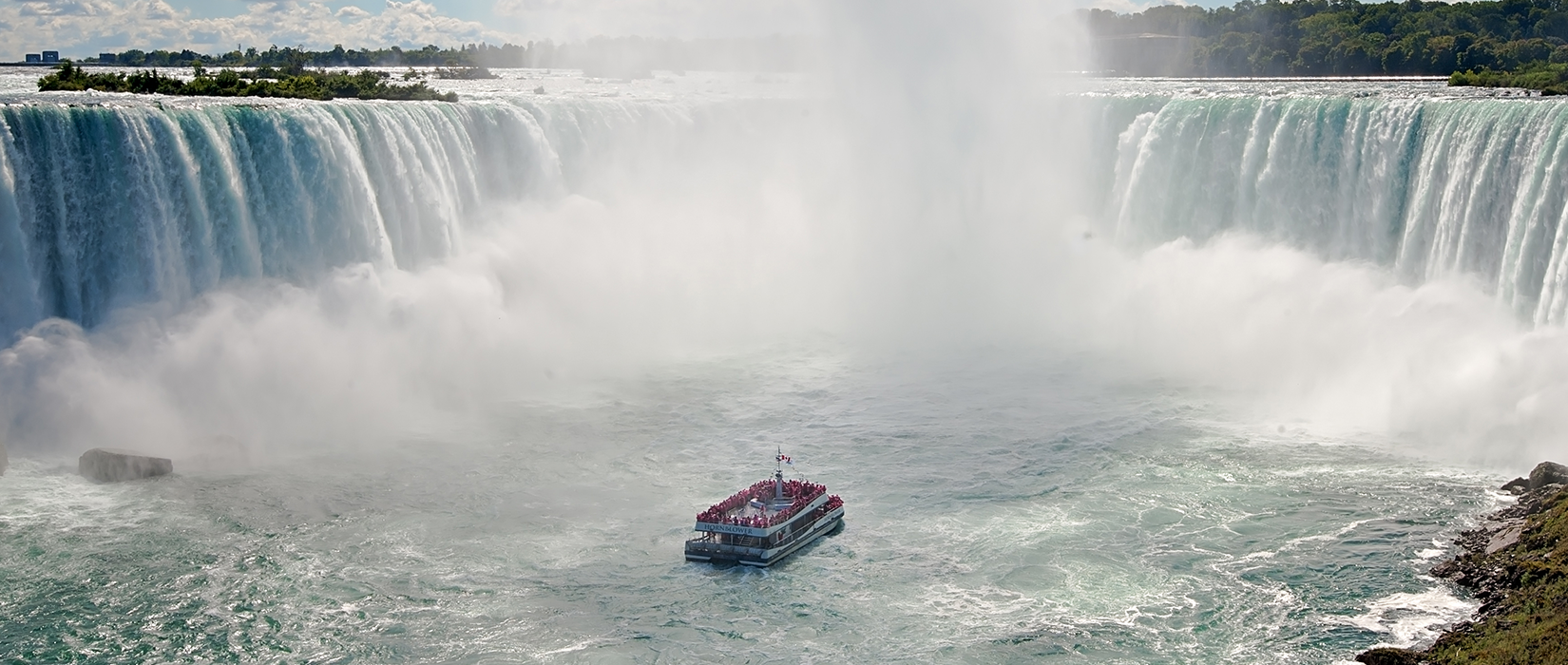 Wide Horseshoe Falls panorama with boat at the basin