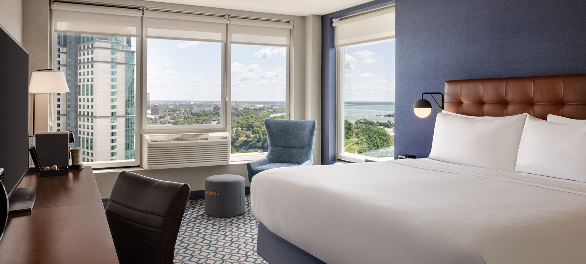 Junior presidential king suite with corner windows and city and river outlook